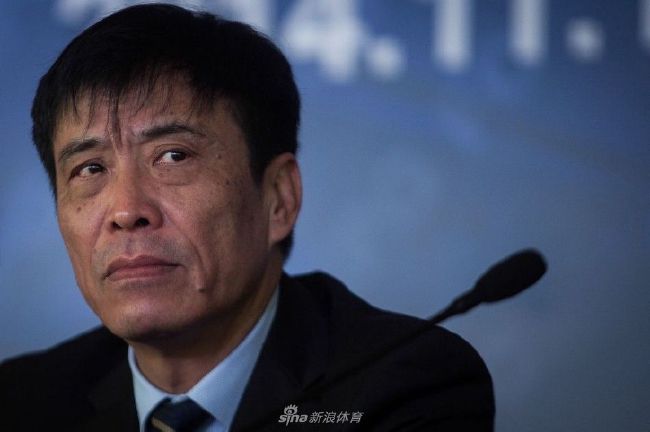 他做梦也没想到，这个刘宗辉让自己来帮忙教训的吊丝，竟然就是自己老大洪五爷极度敬重的叶辰叶大师。